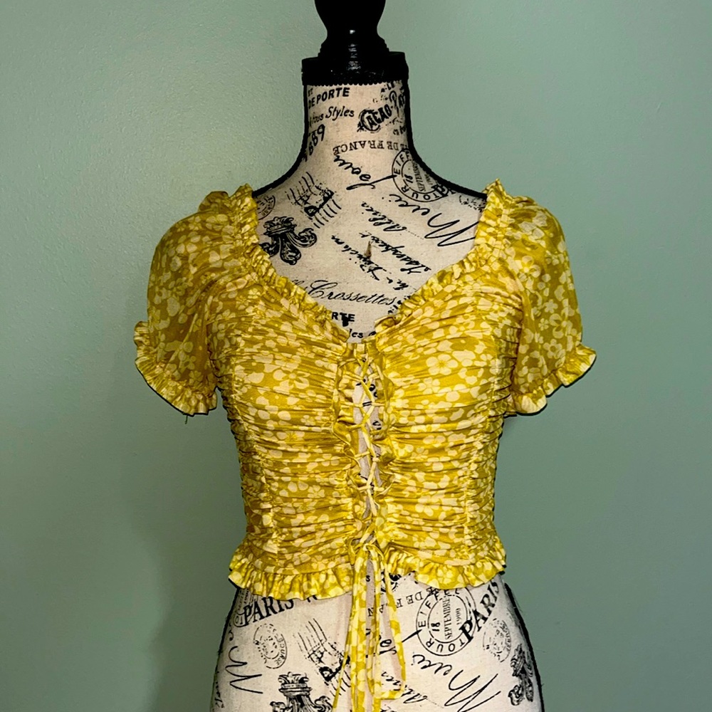 Floral crop top with tie-able center